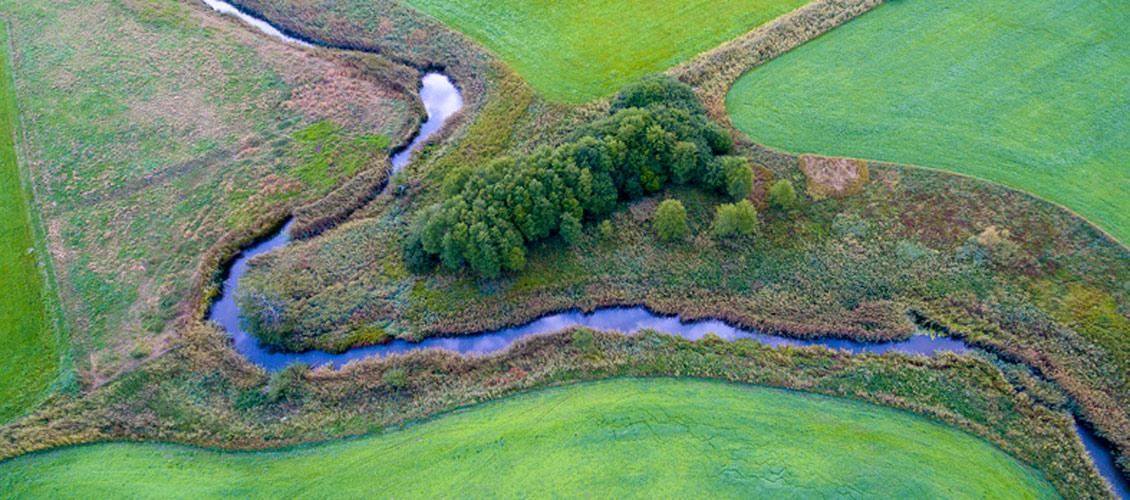 Luchtfoto van krinkelende beek